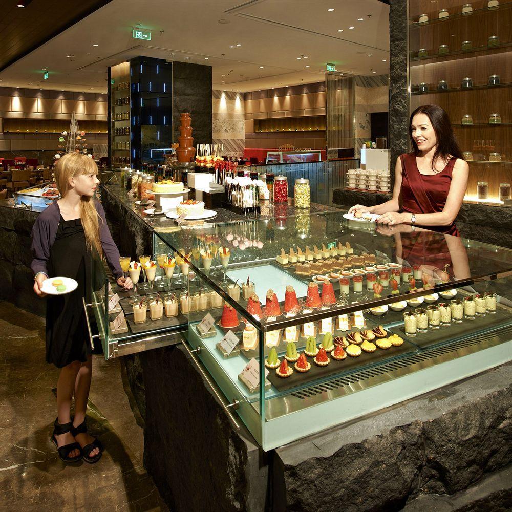 Hotel Nikko Tianjin Eksteriør bilde A buffet at a hotel