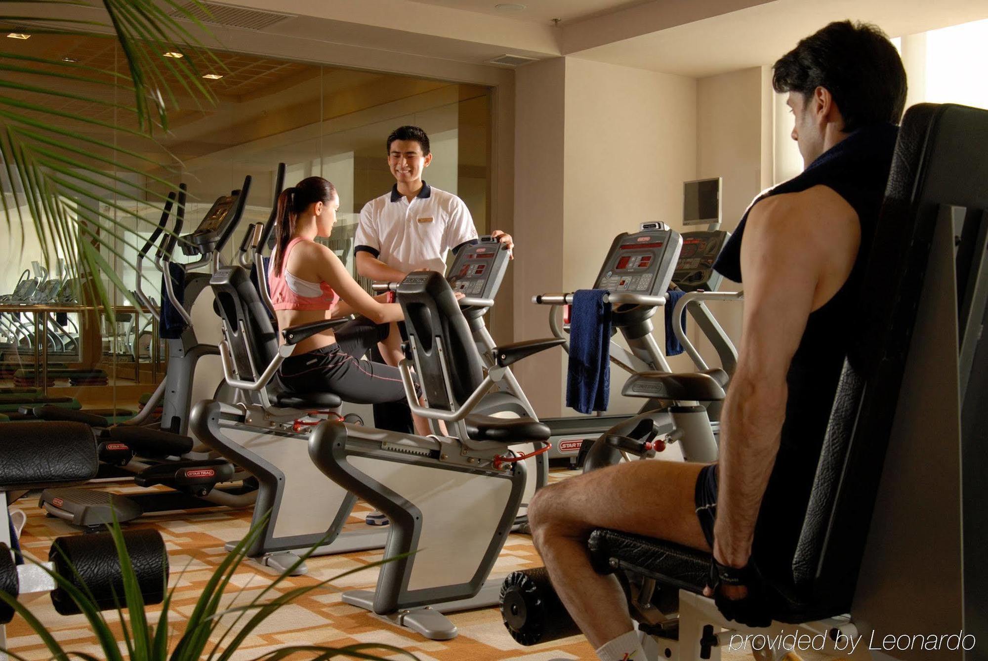 Hotel Nikko Tianjin Eksteriør bilde A personal trainer with clients