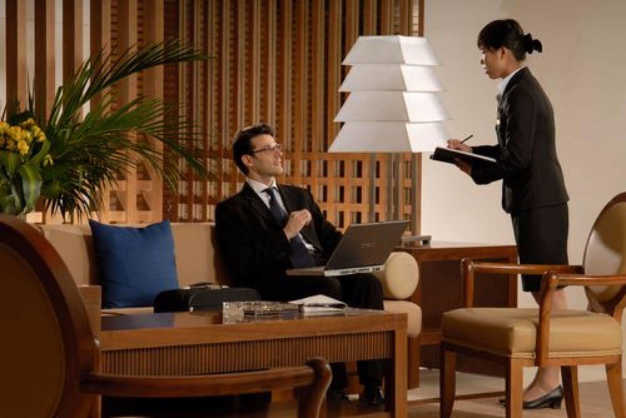 Hotel Nikko Tianjin Eksteriør bilde A hotel concierge