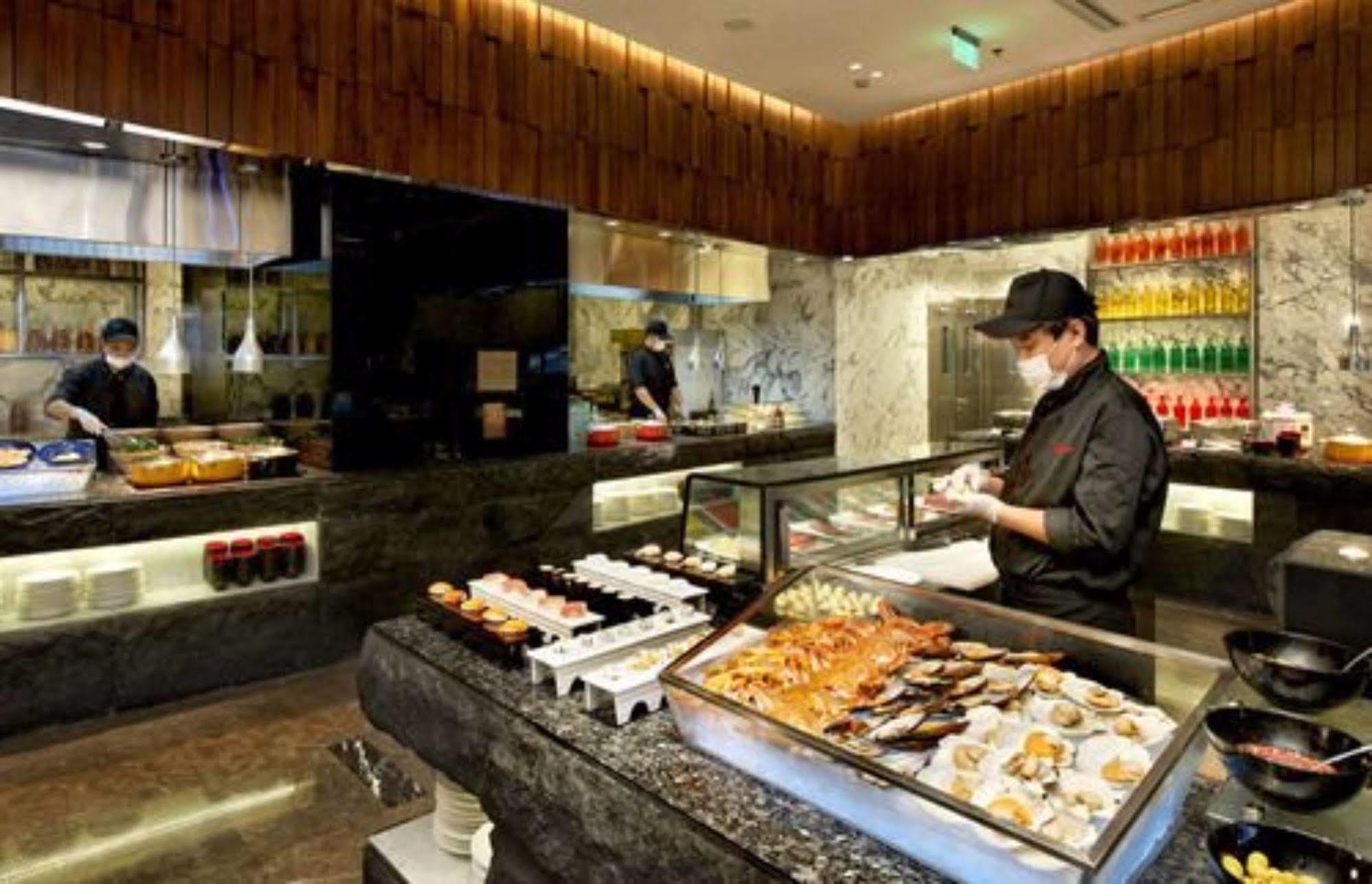 Hotel Nikko Tianjin Eksteriør bilde A sushi bar in a hotel